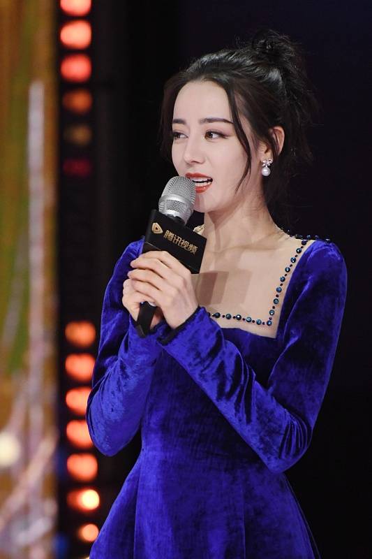 迪丽热巴|迪丽热巴不愧是“浓颜美女”,穿老气蓝礼服毫无压力,气质真挺好