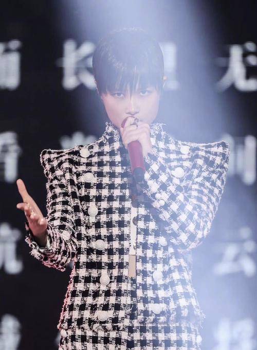 李宇春|李宇春也有性格的一面,抹胸配千鸟格套装,小蛮腰好细