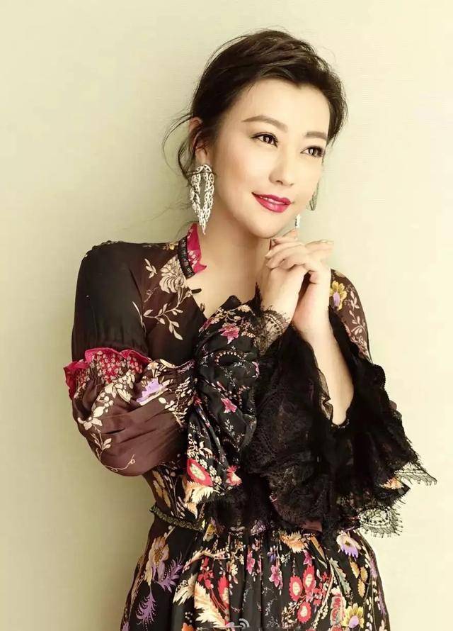 连衣裙|郝蕾穿碎花连衣裙特别有韵味，既性感又浪漫，女人味十足