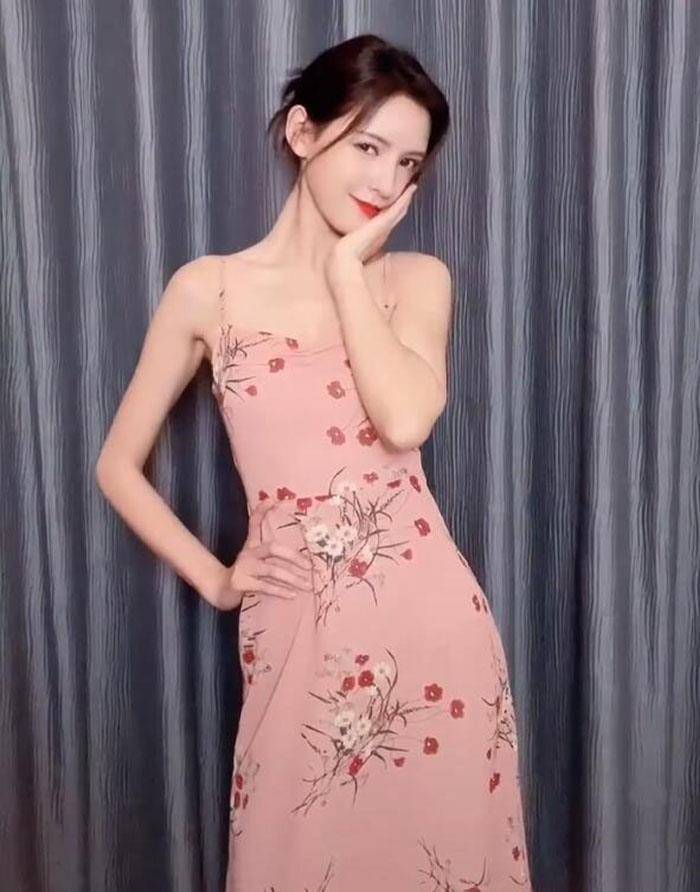 张予曦|王思聪前女友张予曦开挂了，家中热舞秀细腰，手臂太长好不真实