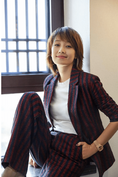 黑色|马伊琍真会穿,棕红色头发配同色皮裤走机场,挎个大麻袋都好时髦