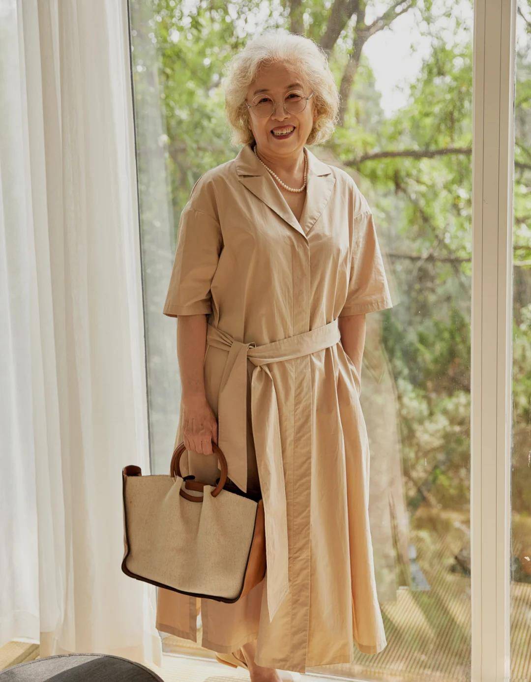 中老年|这才是65岁后女人高级的打扮:“膝下裙+平底鞋”,优雅又舒适