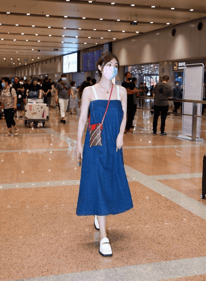 身材|李菲儿这身打扮真不像33，穿吊带牛仔裙青春洋溢，少女感真藏不住！