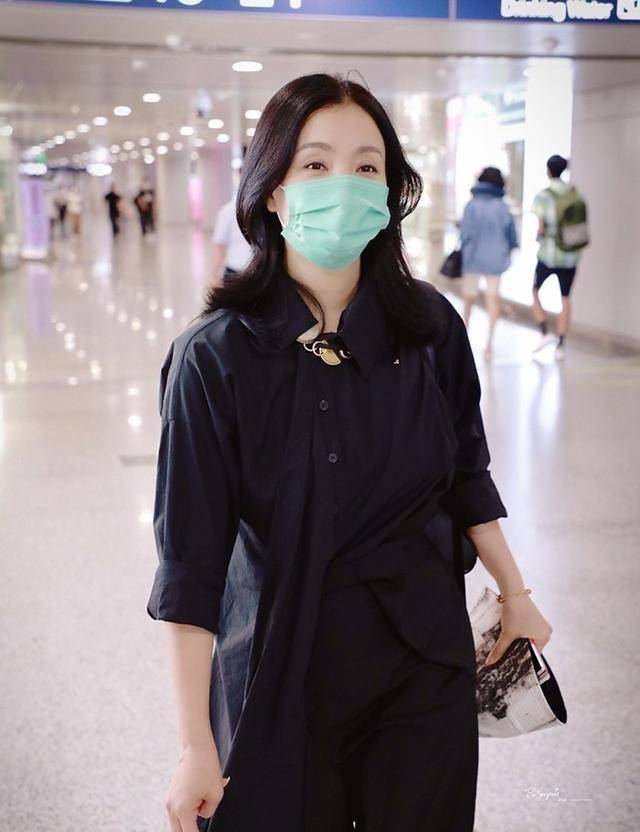 身材|在机场拍到陶虹，穿衬衫扎腰突出小肚子，身材是有赘肉但气质好！
