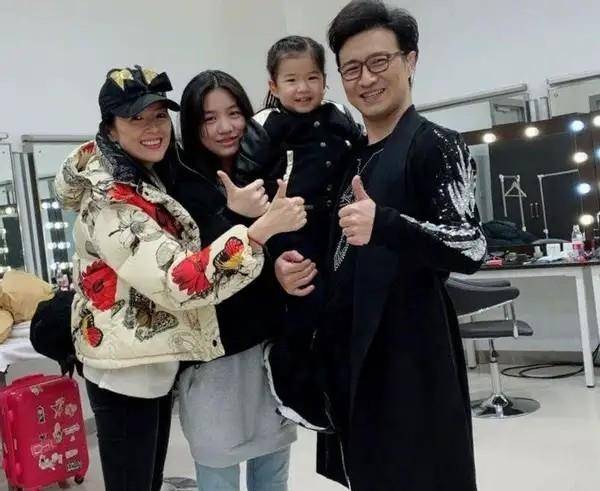 卫衣|汪峰带丈母娘聚餐,章子怡妈妈穿粉衣拎包真富态,大女儿侧颜惊艳