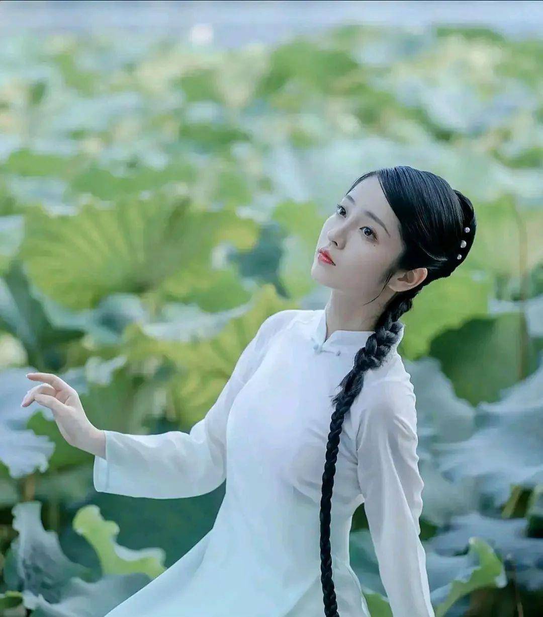荷塘|模特在荷塘里拍人像,穿什么颜色的服装出镜好看?给你3个建议