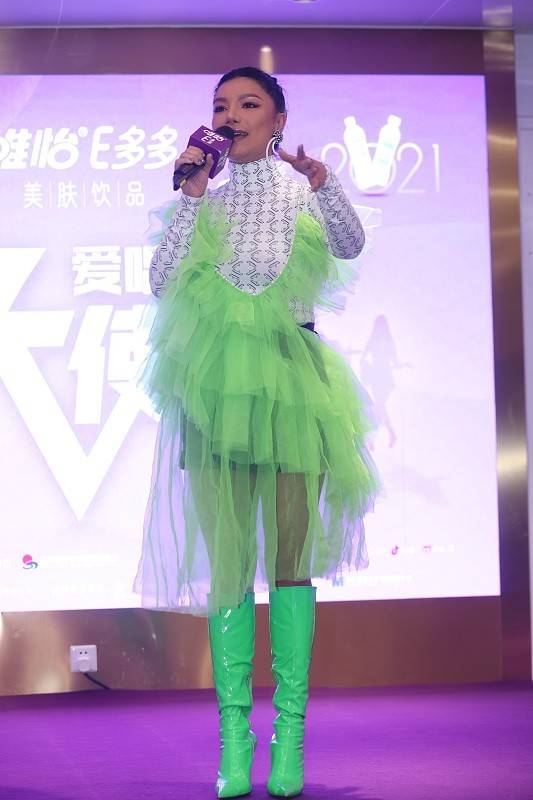 荧光|黑皮太有气势了，江映蓉大胆挑战荧光绿，无惧显黑魅力满满