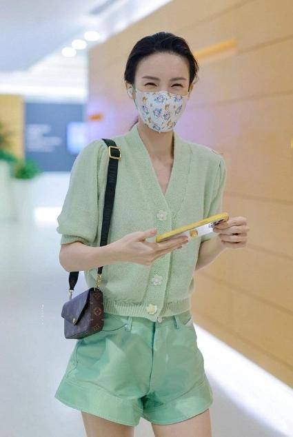 青春|金晨机场穿搭真高调，一身薄荷绿青春洋溢，“大牌”拖鞋真抢镜
