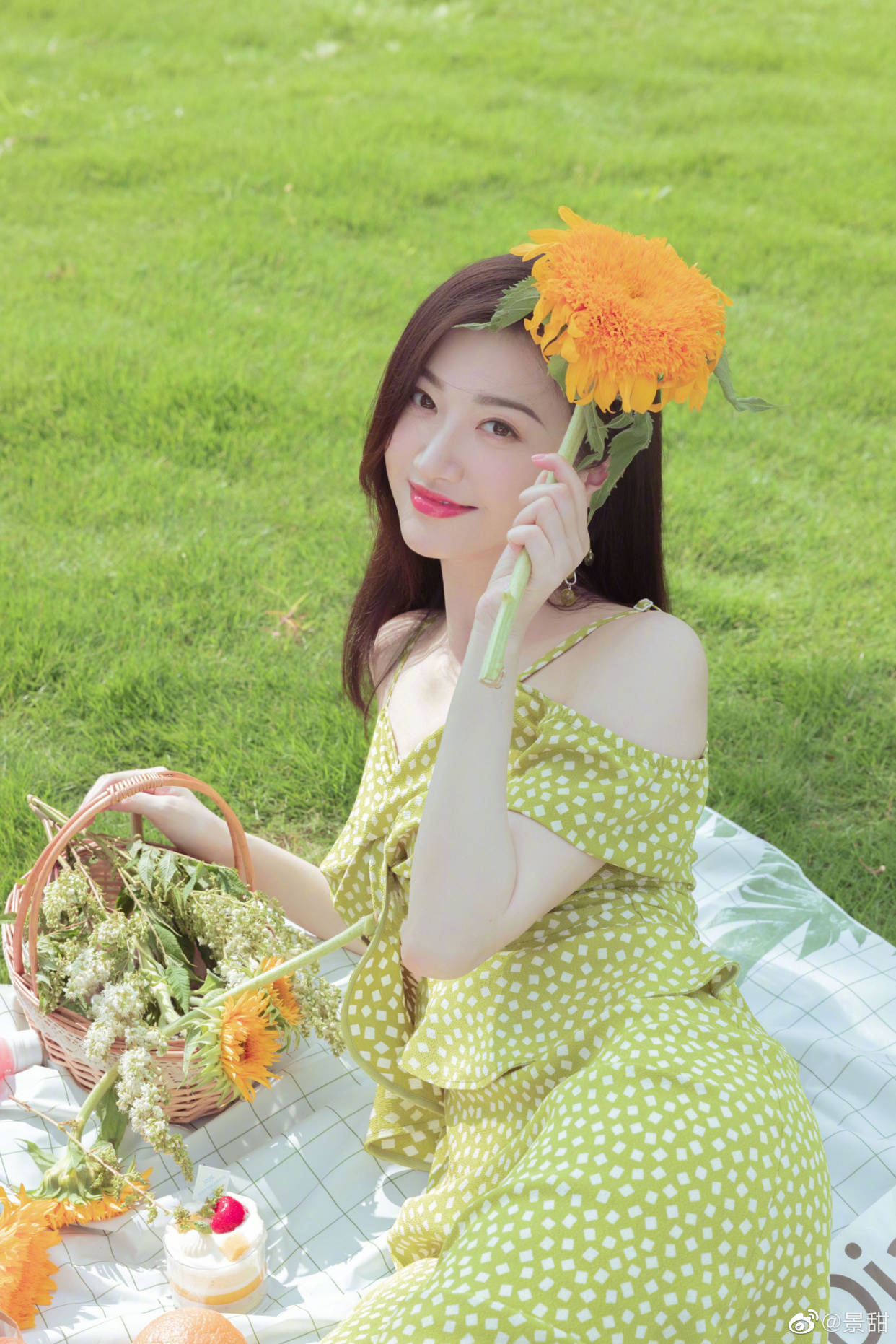 自拍|女明星拍照的两种状态,摆拍妆容精致还精修,自拍素颜且直男角度