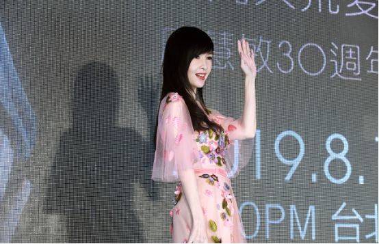 粉色|女人老了像周慧敏这样也挺好，优雅又端庄，穿粉色也依旧动人