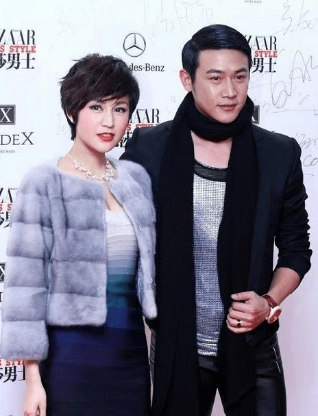 设计|陆毅携娇妻亮相，鲍蕾身穿紧身裙秀曲线，外搭小貂看着就很贵妇
