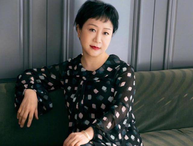 杨紫妈妈才是真贵妇,穿印花裙配短发优雅高级,气质不输明星女儿