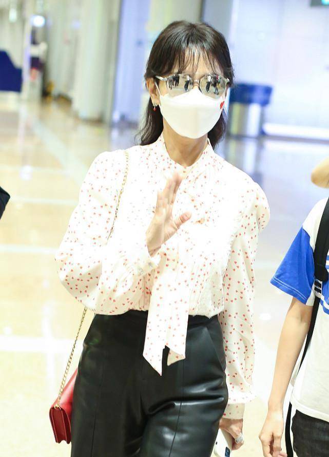 整体|赵雅芝真是不服老，年轻人不敢试的中裤她轻松驾驭，配衬衫真耐看