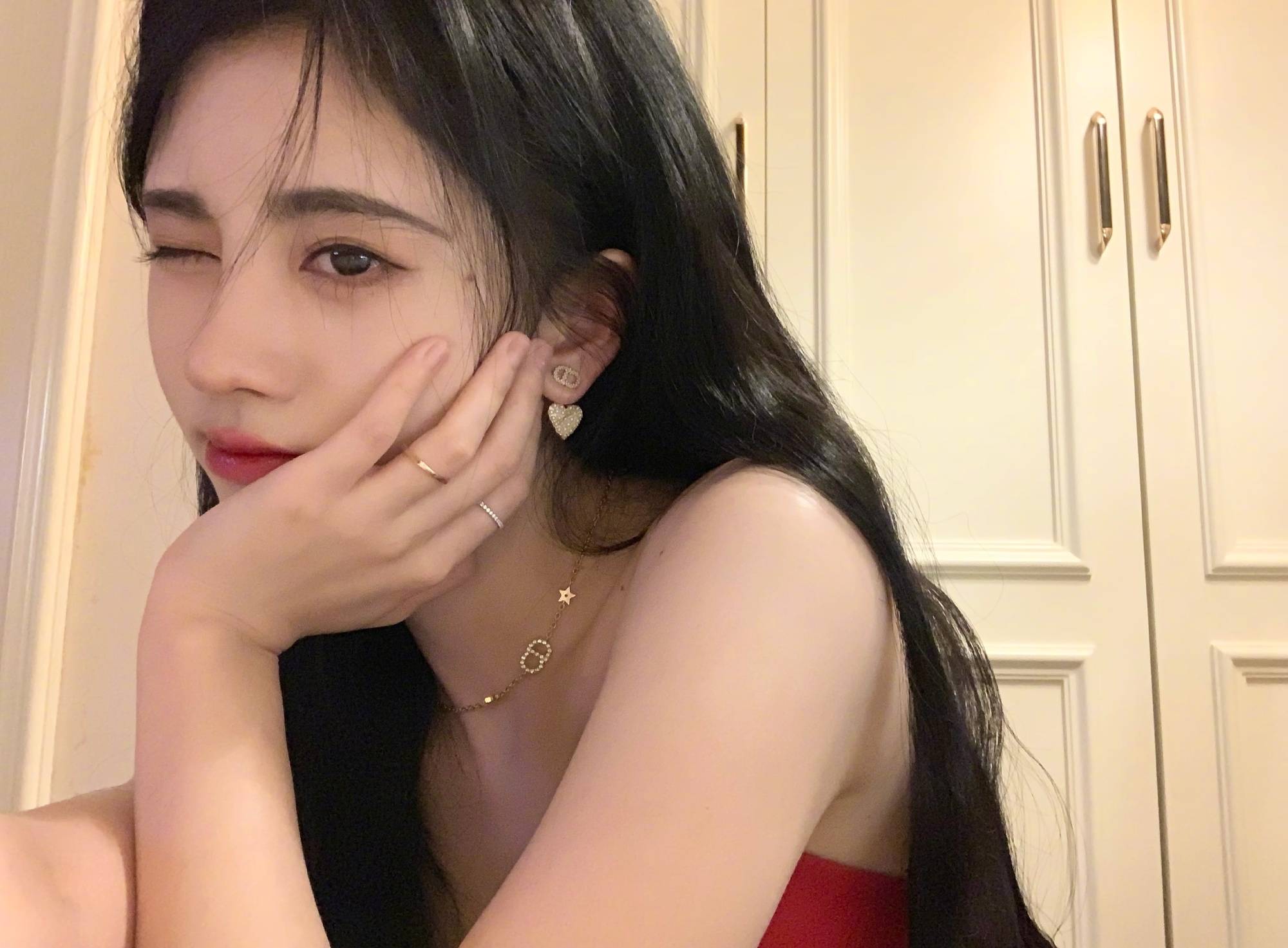 自拍|女明星拍照的两种状态,摆拍妆容精致还精修,自拍素颜且直男角度