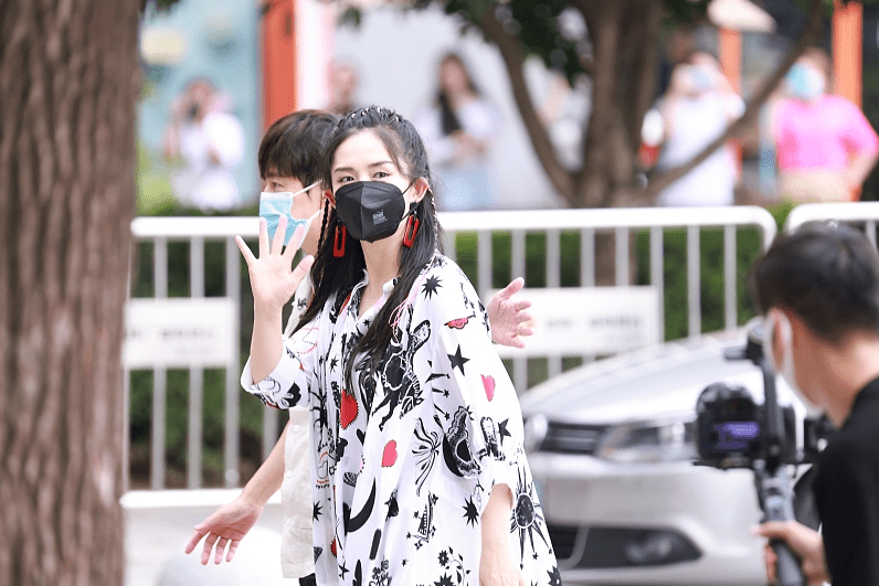 身材|谢娜复工后的穿搭真随性，衣着宽松却不显胖，花哨设计看着更个性