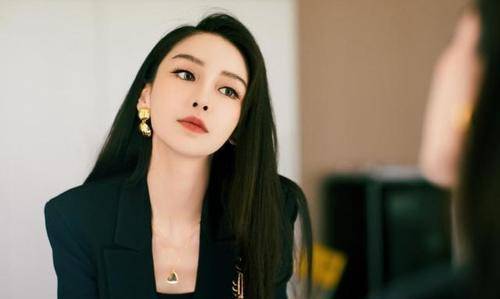 设计|baby罕见这么帅气，穿一身黑西装内搭抹胸，硬是凹出大姐大气场