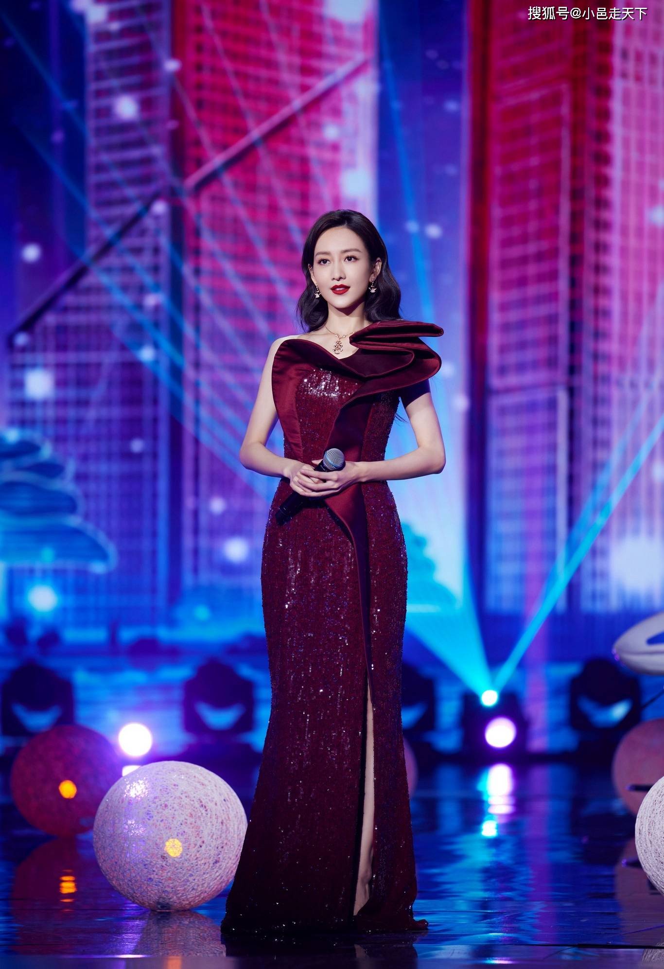 王鸥大红色礼服舞台写真
