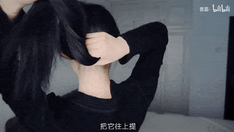 发型|别再披头散发了!这3个发型小技巧显嫩又高级