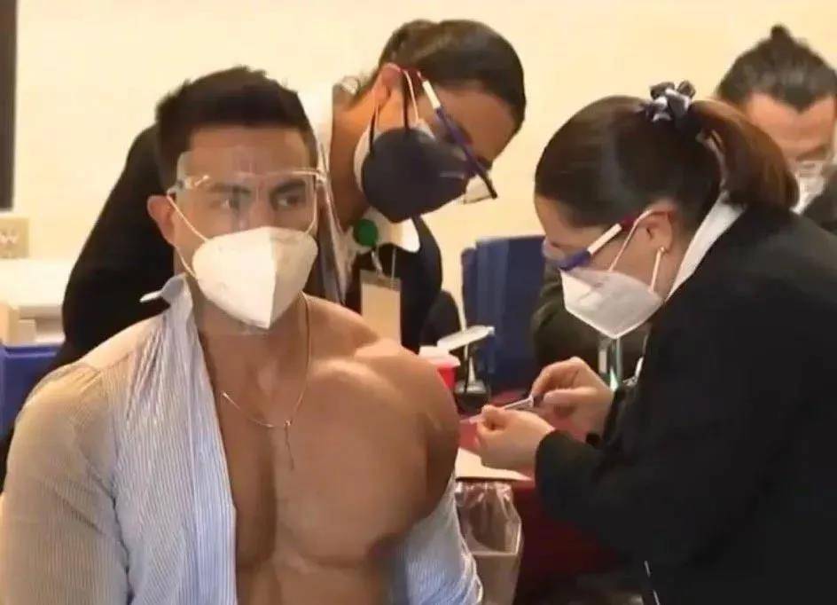 疫苗|肌肉男卫生部长接种疫苗，因外形意外走红，网友：气质真的很好！