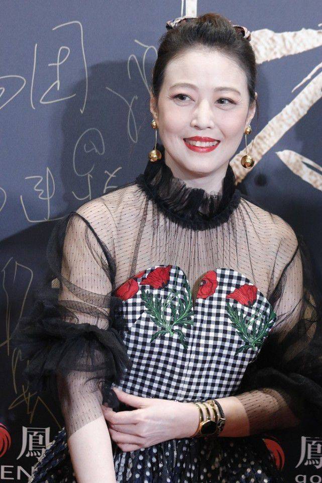 黑色|人到中年的周海媚爱“扮嫩”，穿淑女裙不违和，但眼角皱纹却明显