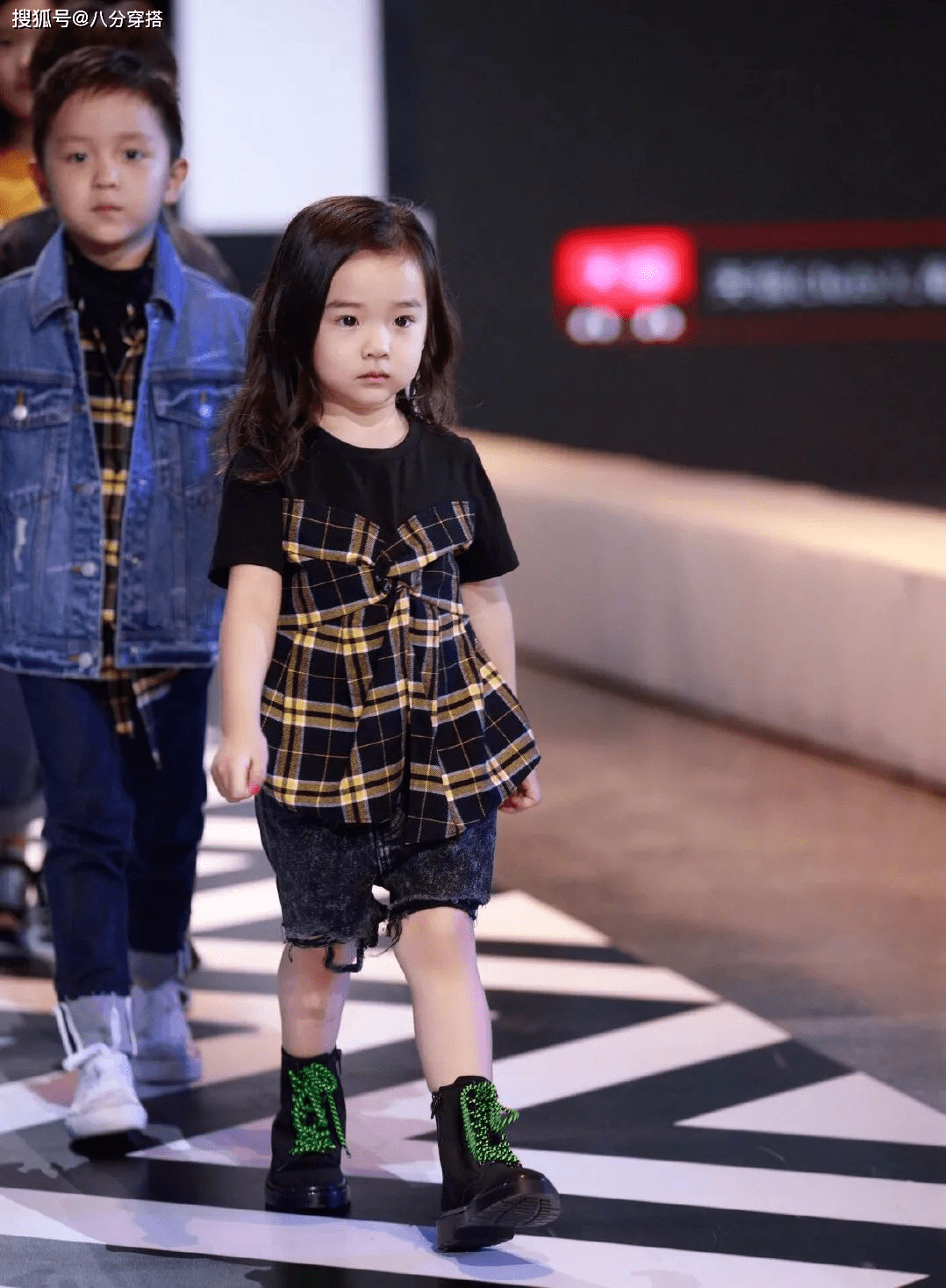 套装|小酒窝继承了董璇的高颜值，穿红色娃娃领套装俏皮可爱，甜美温柔