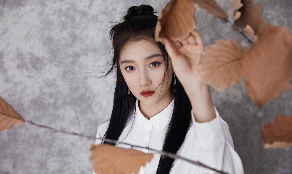 英气|关晓彤美上央视！罕见长发丸子头穿黑白裙，京城格格尽显英气豪姿