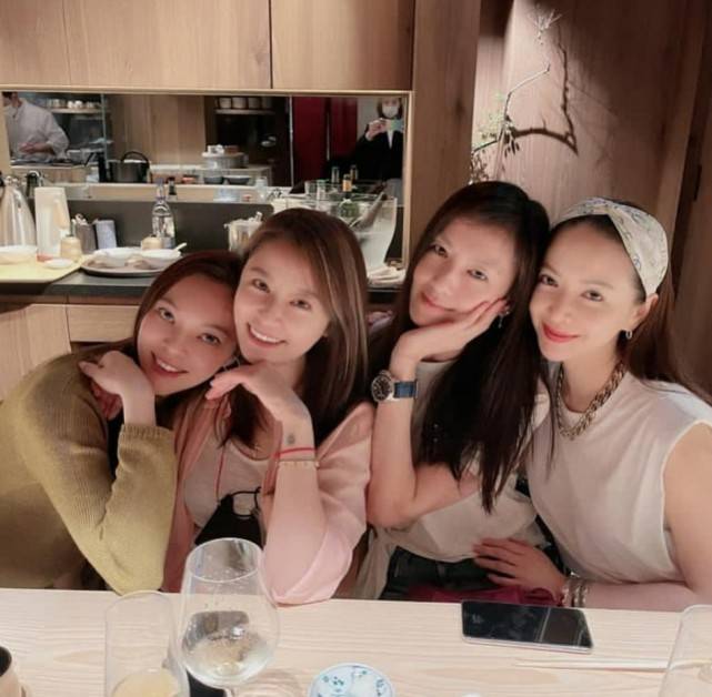 都美|林心如成闺蜜团颜霸！素颜比林熙蕾富士康老板娘都美，生图显老气？