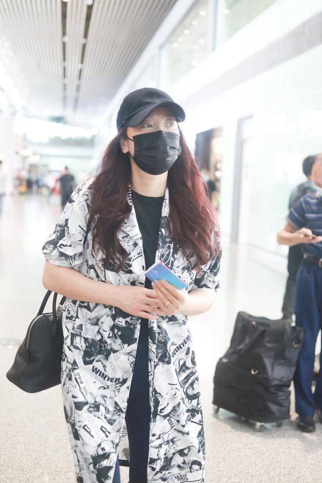 一身|玲花可不像是中年人，穿欧美风印花外套挺潮的，素颜也难掩自信