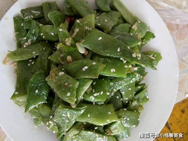 做法|扁豆此做法最正宗，保证你一盘不够吃，色香味俱全，吃一口满嘴香