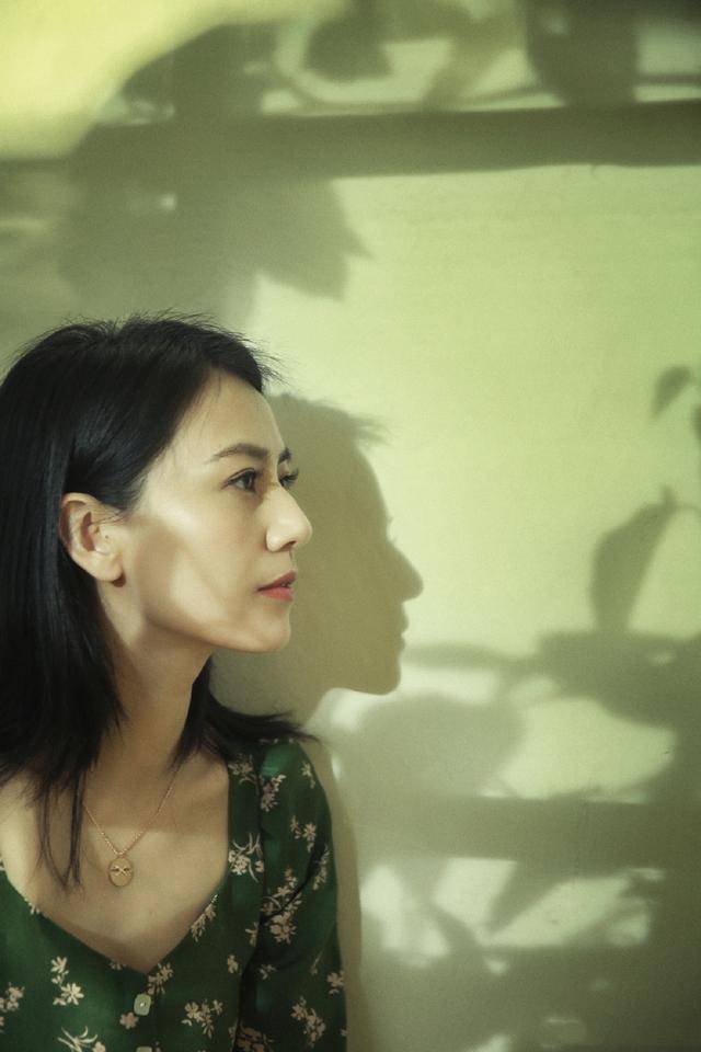 身材|高圆圆被嘲产后身材走形，穿绿色碎花裙温柔动人，秀锁骨打脸网友