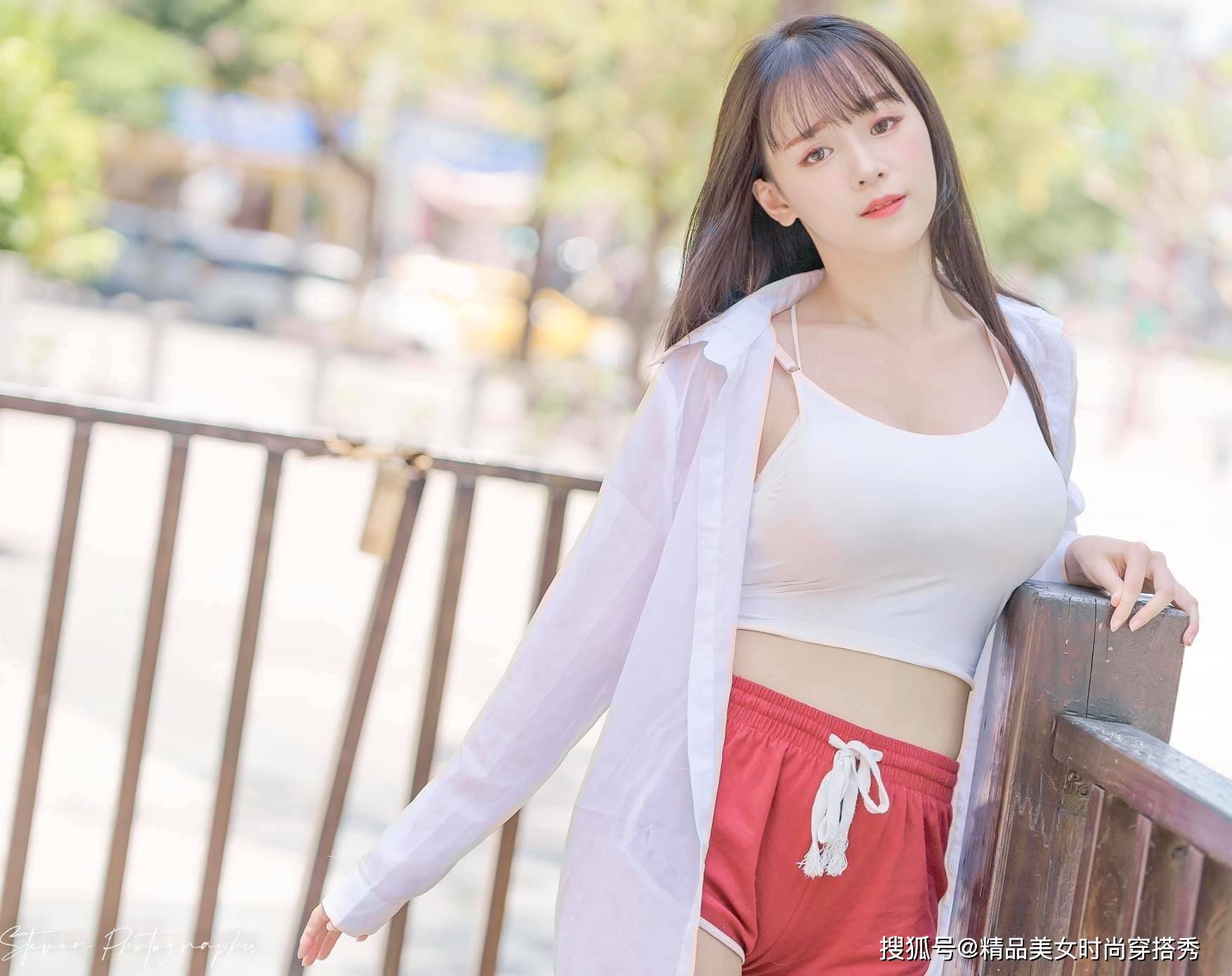 装备|小姐姐身穿一件运动的上衣搭配红色的短裤，满满的运动休闲风