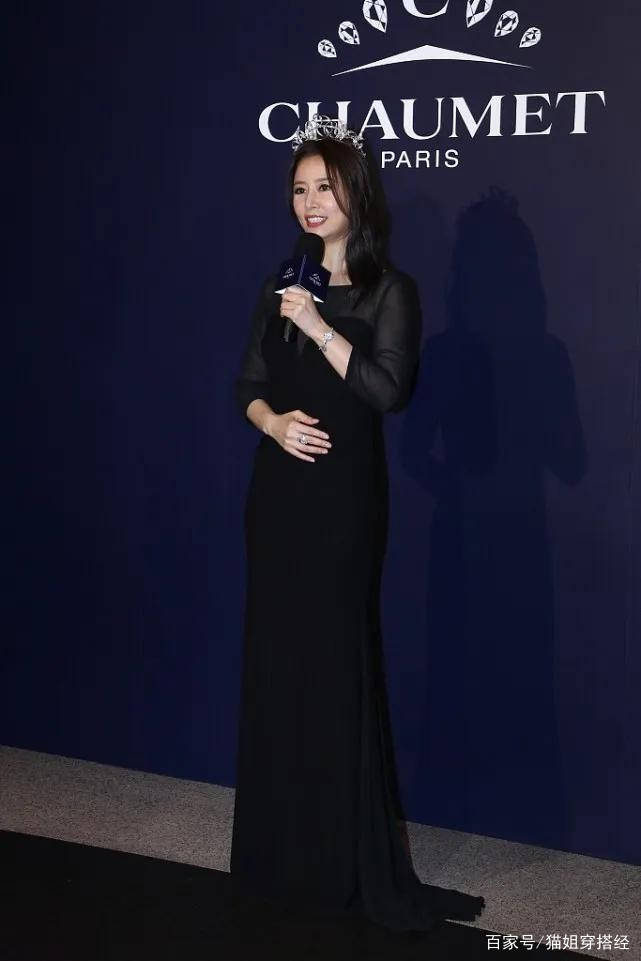 黑色|林心如复工蜕变成时尚女王，穿黑裙戴王冠真高贵，全程捧腹似怀孕