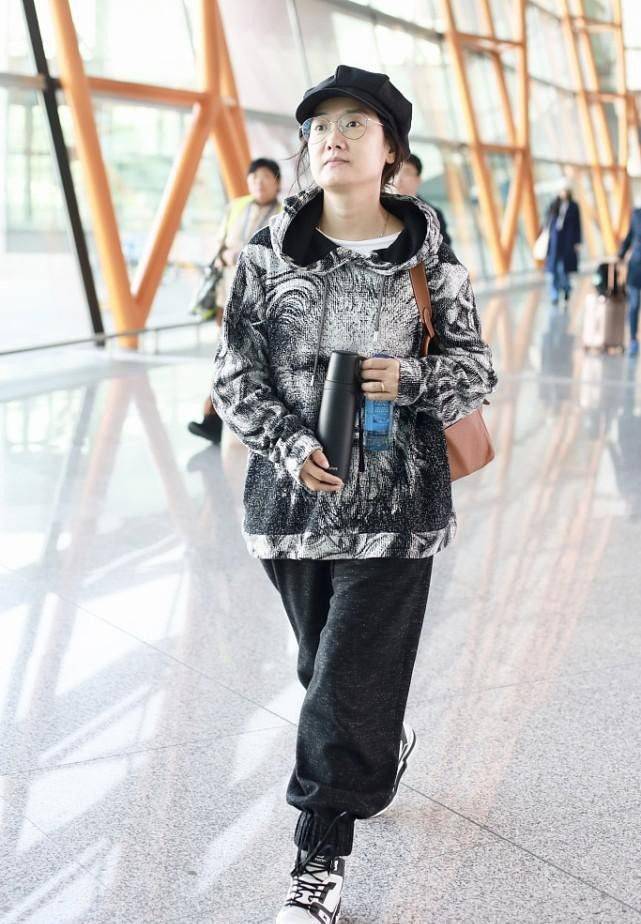 一身|玲花可不像是中年人，穿欧美风印花外套挺潮的，素颜也难掩自信