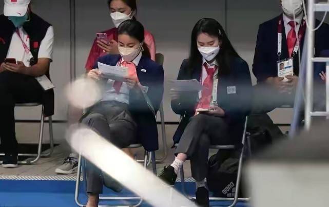 滑板|郭晶晶回国后终于复工！穿牛仔装和老公玩滑板，奥运会裁判太少女