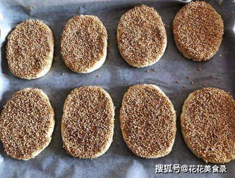 做法|芝麻烧饼新做法,不用烤箱也层次分明,咸香酥脆还掉渣,孩子喜欢