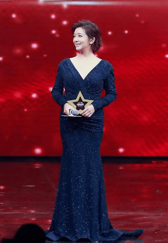 黑色|江珊瘦出了“瓜子脸”，穿条纹T恤配丸子头，年轻10岁不止