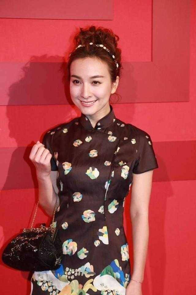 原创吴昕的品味一发不可收拾,穿黑色旗袍高雅精致,古典温婉太有气质