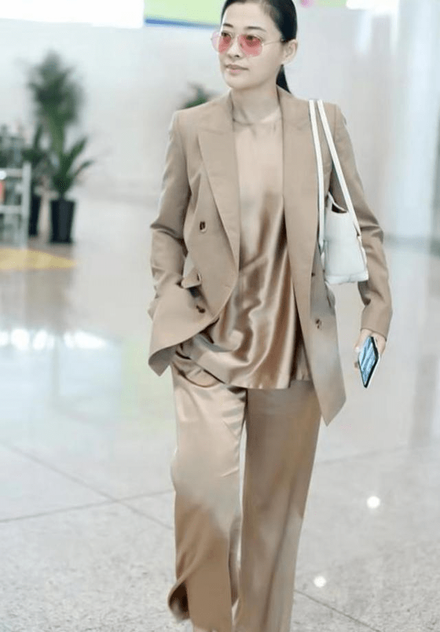 色彩|梅婷越老越“耐看”，穿印花西装配阔腿裤自带高级感，气质惊艳