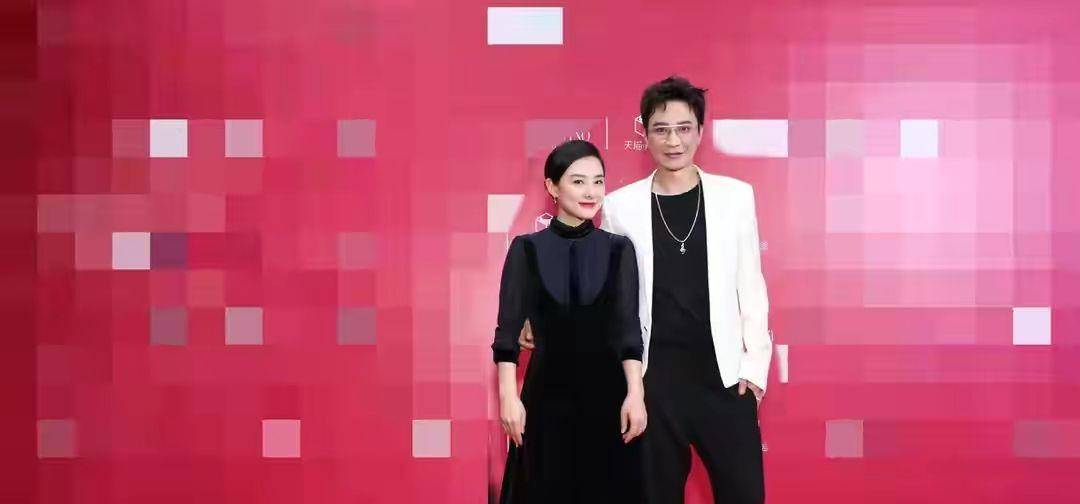 黑色|刘璇罕见出镜，黑眼圈皱纹都好明显，可气质比很多女星都高贵！