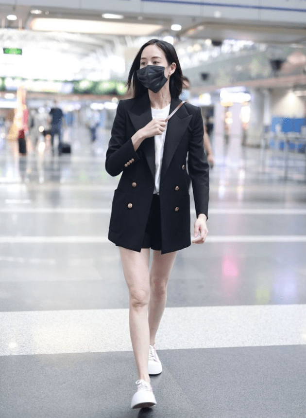 整体|张钧甯颜值真抗打，纯素颜皮肤紧致无皱纹，38岁嫩似女大学生