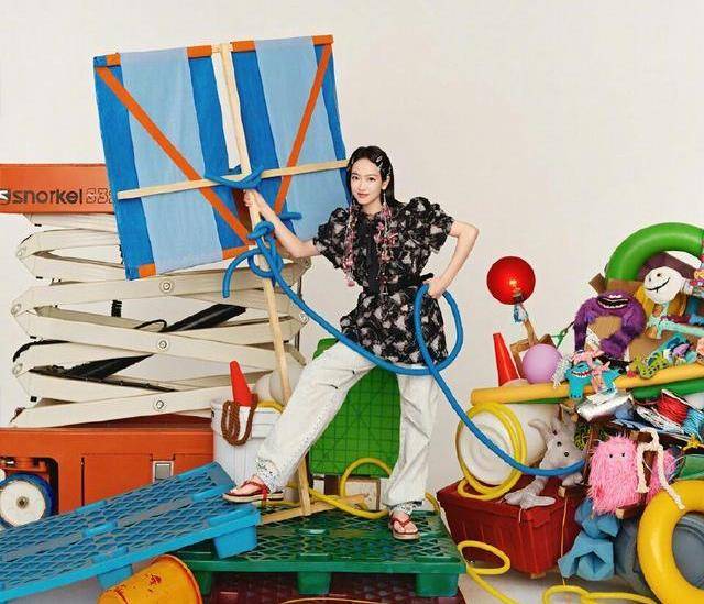 系列|宋茜拍摄杂志大片，选用“百宝箱”系列，古灵精怪明艳动人