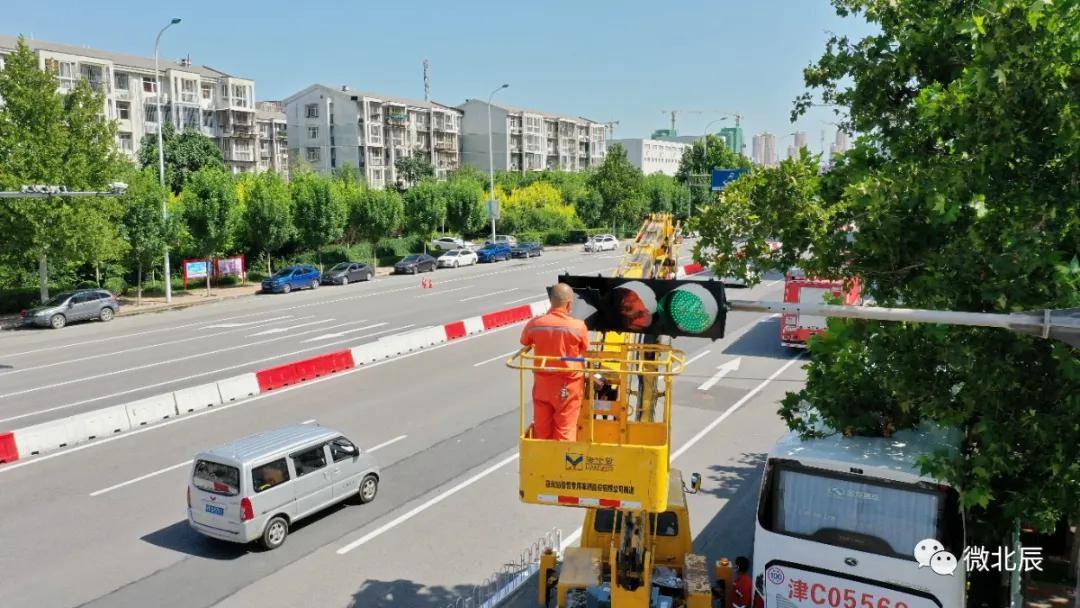 8月24日,来到龙门道与辰兴路交口看到,公安北辰分局交警支队联合区