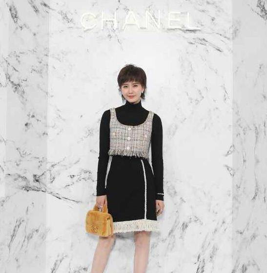 黑色|33岁刘雯走甜美风格,穿露腰牛仔服配香奈儿包,瘦得都有腰窝了