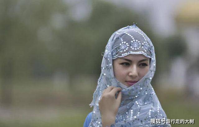 清朝的库车王权力很大,每3年进京一次,向皇帝汇报工作,可以带着王妃在