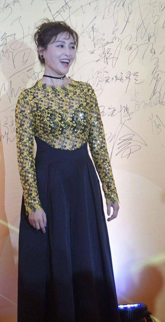 设计|35岁甘婷婷太敢穿了,穿亮片连衣裙亮相,上衣半透明很抢镜