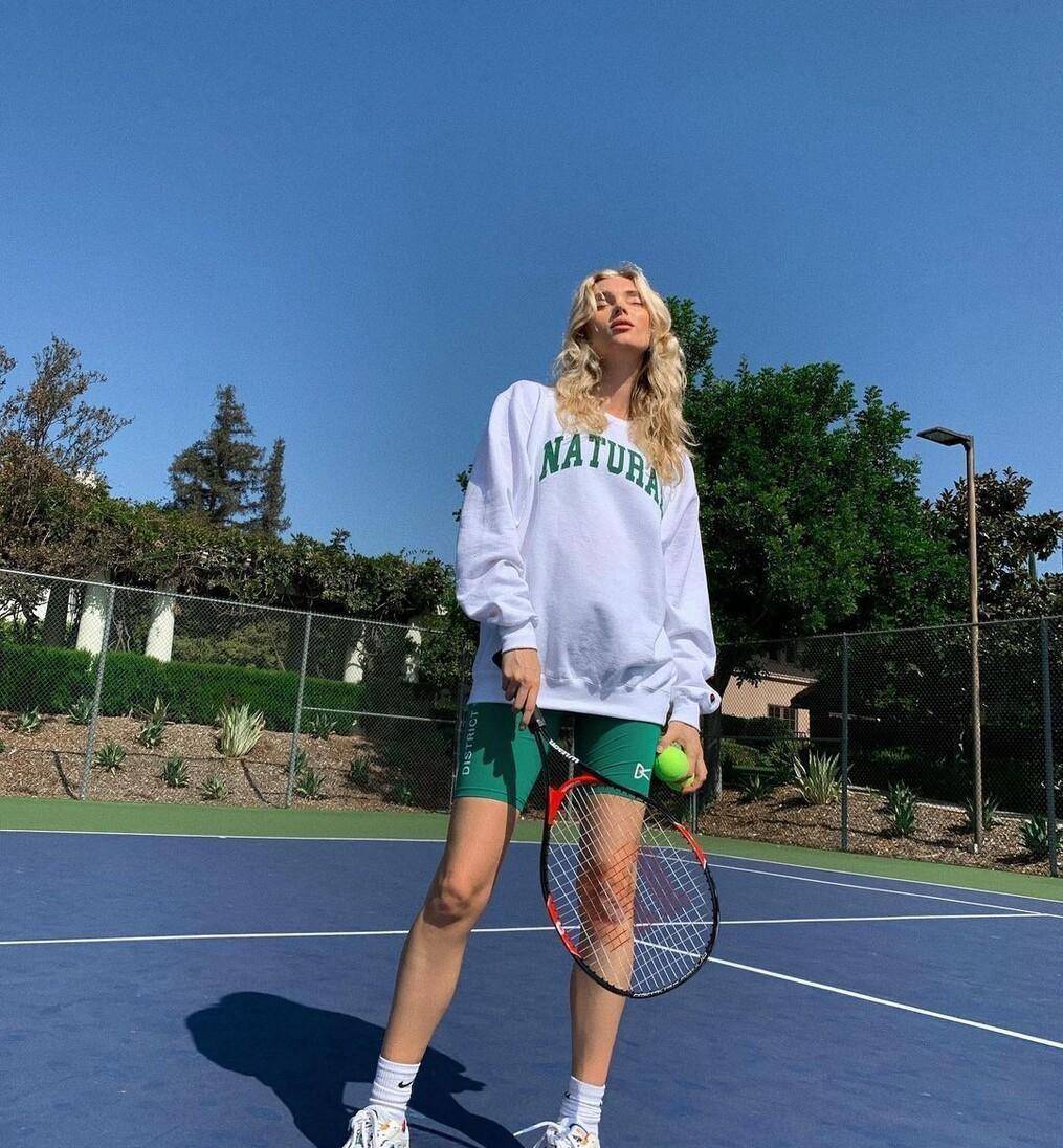 卫衣|入秋了，衣柜里的卫衣拿出来穿吧，加上短裤更时髦，秀出大长腿