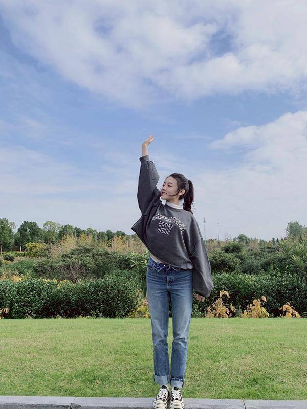 短裙|才发现梁洁这么会穿，卫衣短裙打扮元气活力又显身材，太少女了吧