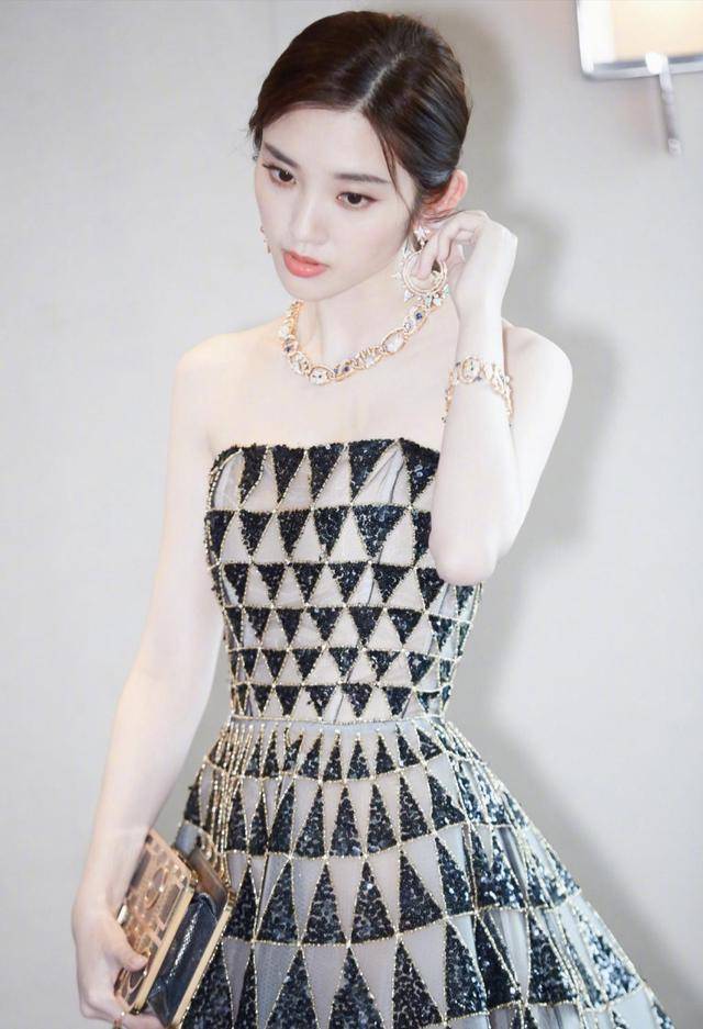 同款拍照礼服 31c95af7e14c4b56b2ec3159162b91ed.jpeg