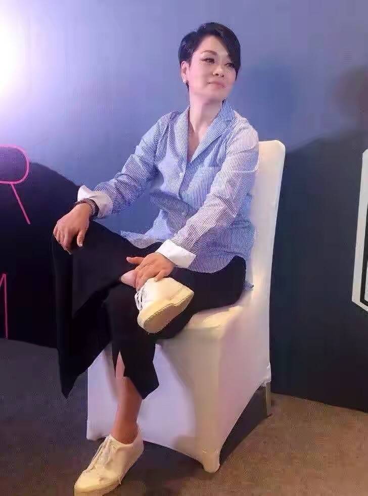 丝巾|毛阿敏穿出奶奶辈的“潮流感”,把丝巾拼在裤子上,比年轻人时髦