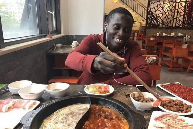 非洲小伙来中国见女友，吃火锅时问一个问题，女友直接被笑哭！